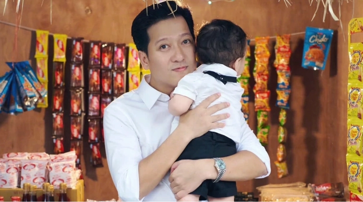 Gia đình Trường Giang quây quần tại tiệc thôi nôi con trai