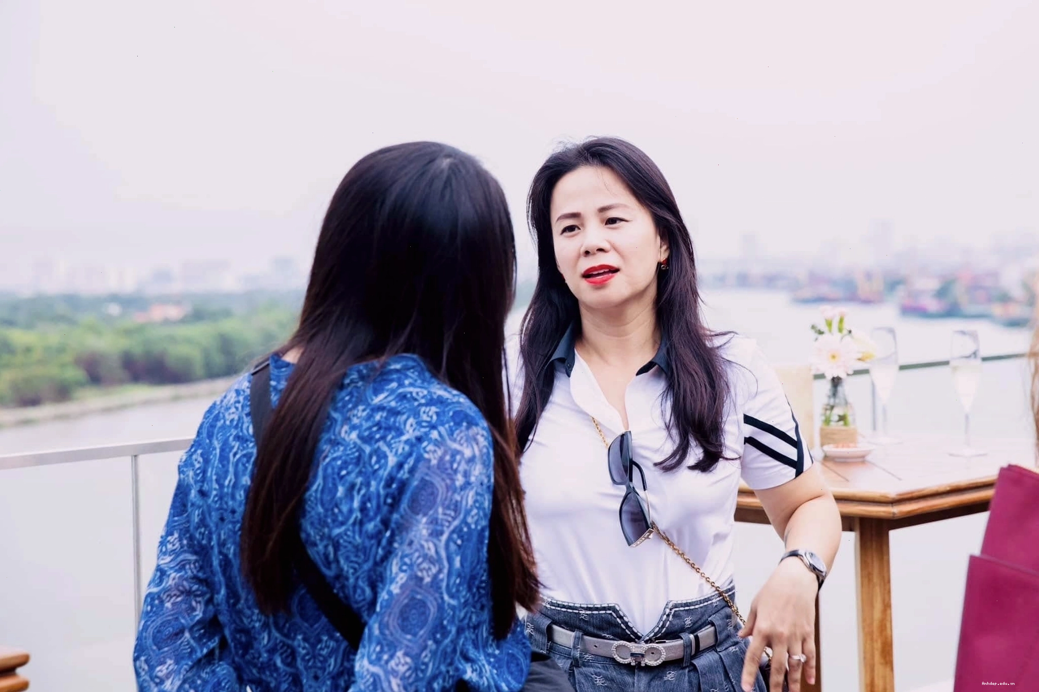 Hình ảnh Đào Lan Hương trong một buổi gặp gỡ đối tác