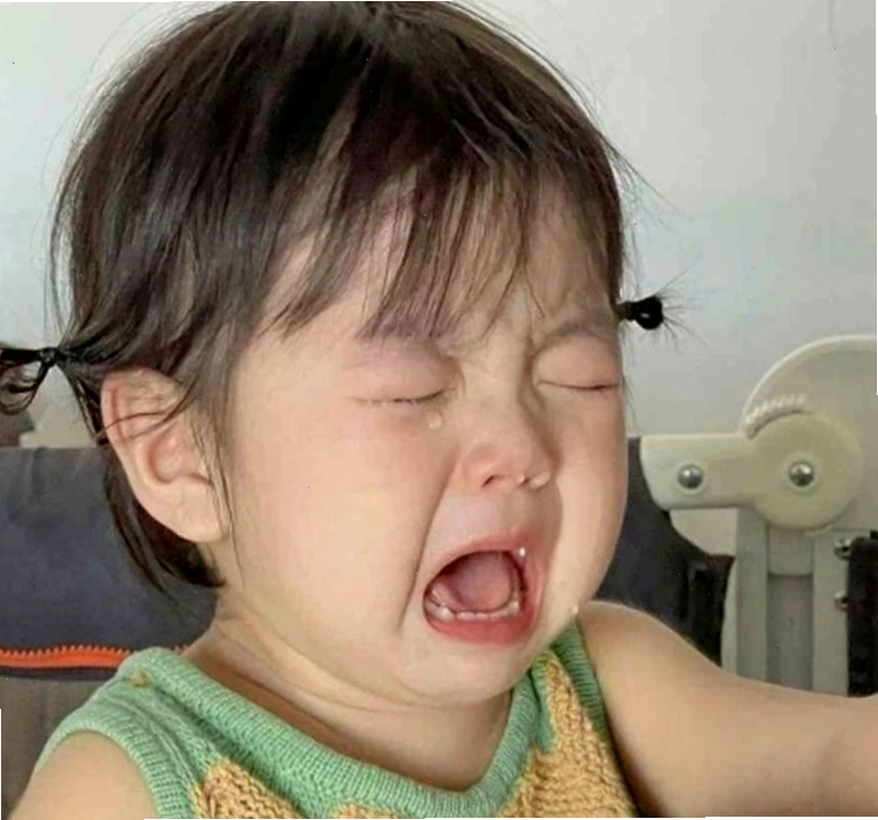 Hình ảnh meme em bé khóc với đôi mắt to tròn