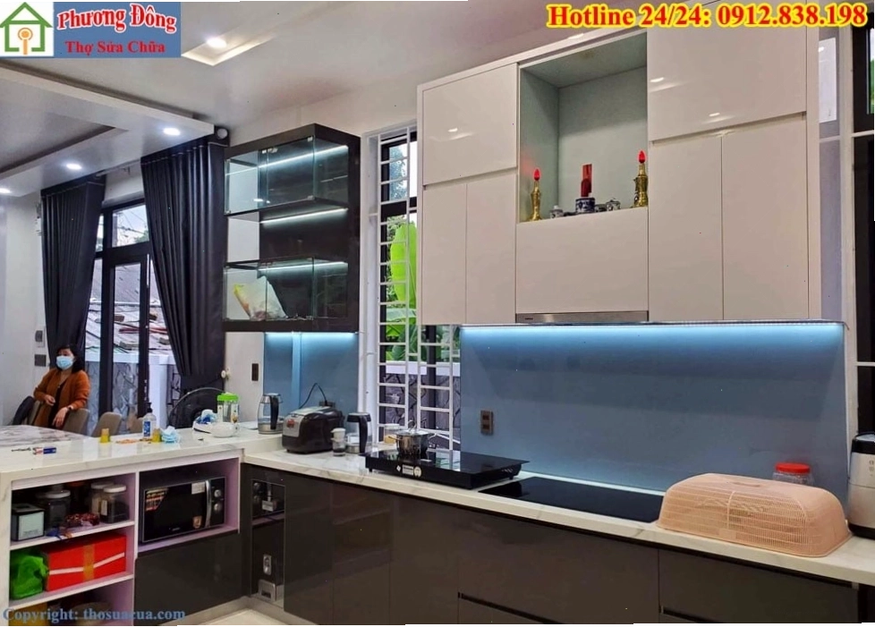 Hình ảnh thực tế quá trình kiểm tra và sửa bản lề cửa tủ kẹt