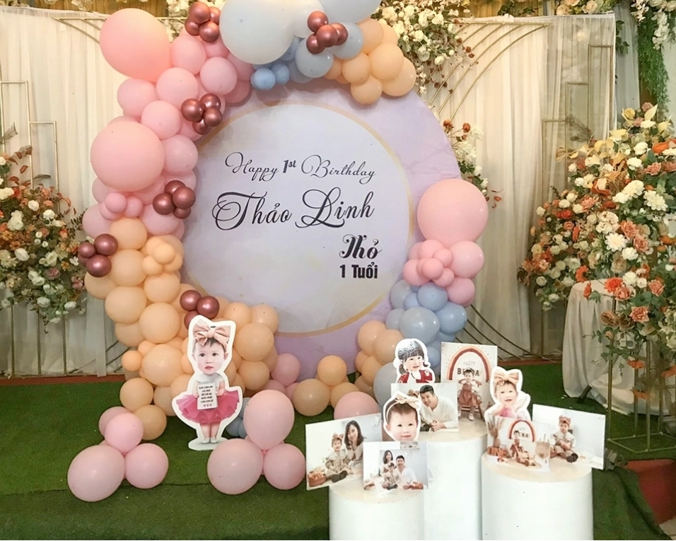 Hình em bé gái chibi đáng yêu trong tông màu hồng ngọt ngào