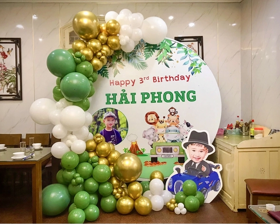 Hình em bé trai chibi với chủ đề ô tô và phiêu lưu