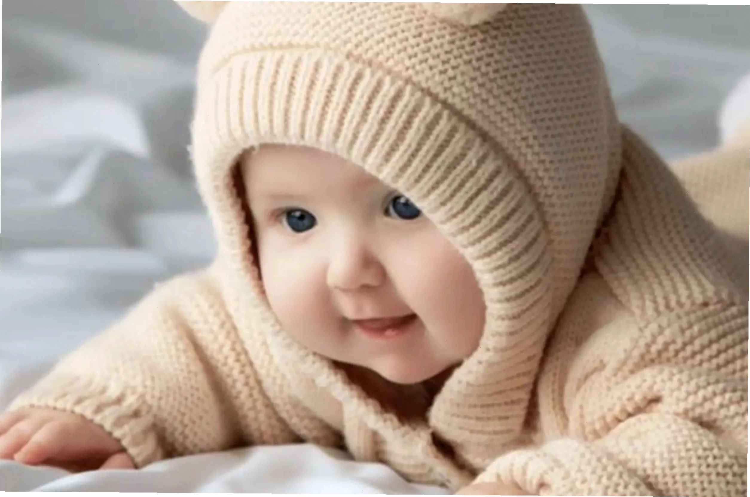 Hình nền em bé đáng yêu với biểu cảm ngộ nghĩnh, mang đến sự vui tươi