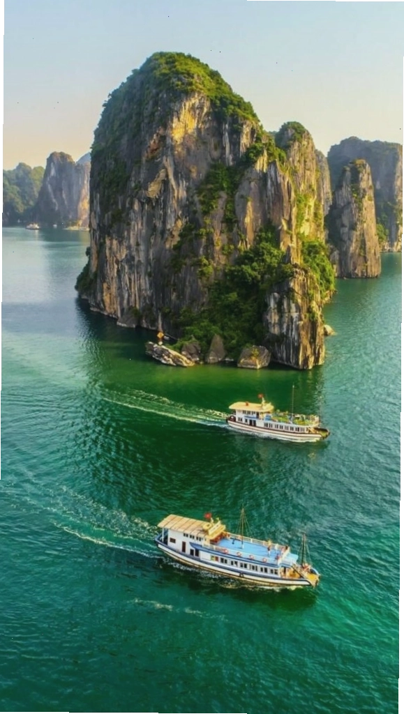Hình nền hiện đại với du thuyền nhỏ giữa vịnh biển xanh và núi đá