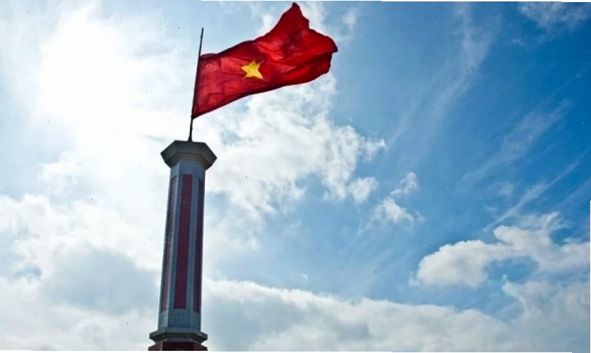 Hình nền lá cờ Việt Nam trên nền trời đầy mây