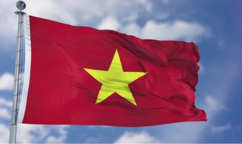 Hình nền lá cờ Việt Nam tung bay giữa trời xanh bao la