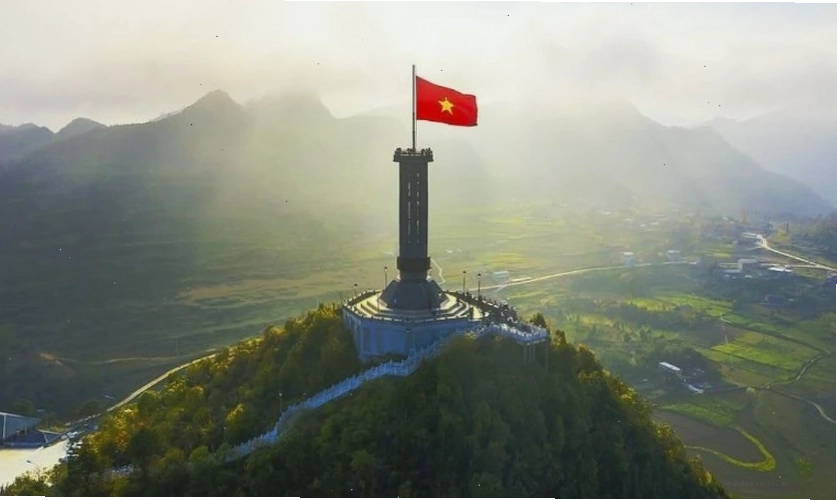 Hình nền lá cờ Việt Nam với cảnh đẹp đất nước