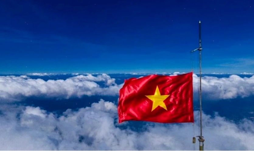 Hình nền lá cờ Việt Nam với mây trời tự do
