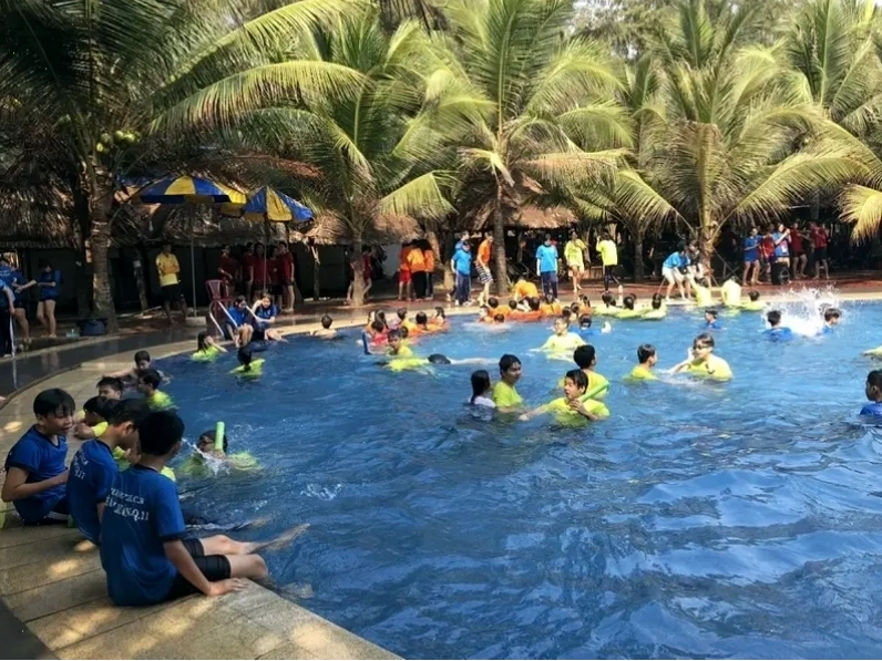 Hồ bơi ngoài trời tại Long Cung Resort