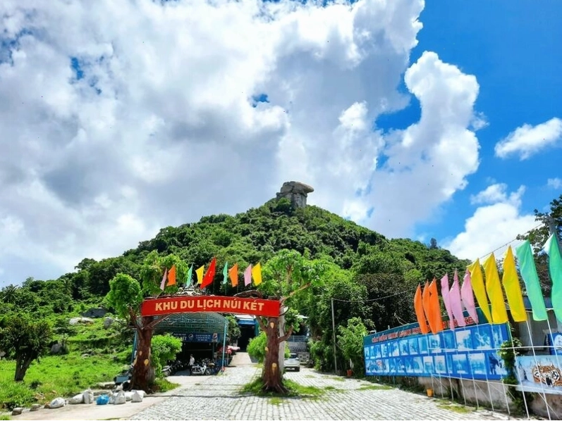 Hồ nước tự nhiên tại Núi Dài 5 Giếng (Ngũ Hồ Sơn)