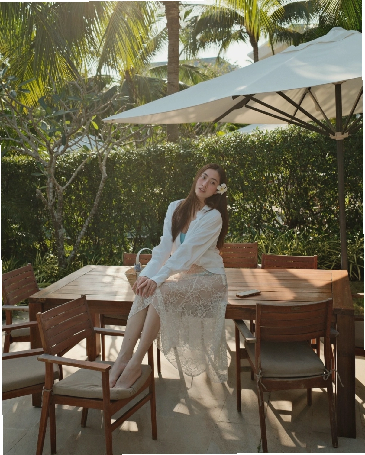 Hoa hậu Lương Thùy Linh khoe dáng trong bộ bikini màu pastel
