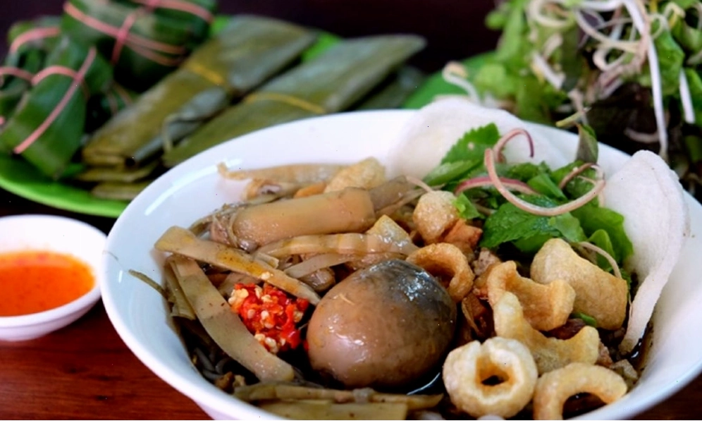 Hoạt động chèo thuyền kayak trên Biển Hồ T