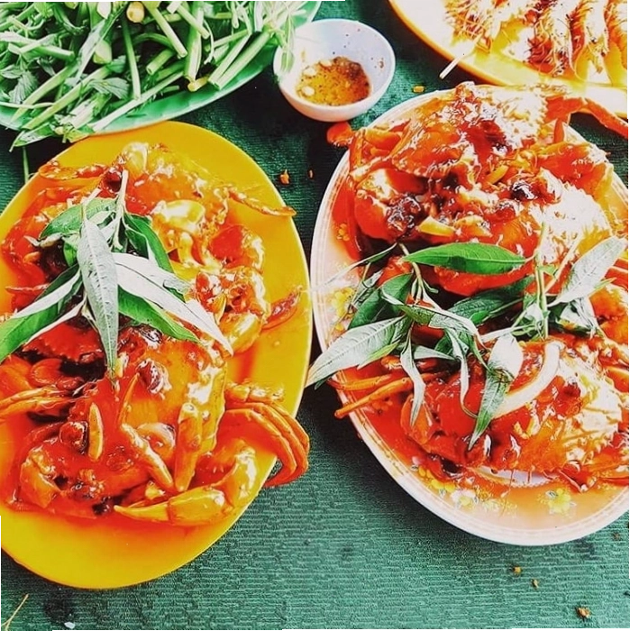 Hoạt động vui chơi trên bãi biển Cồn Bửng vào buổi chiều tà