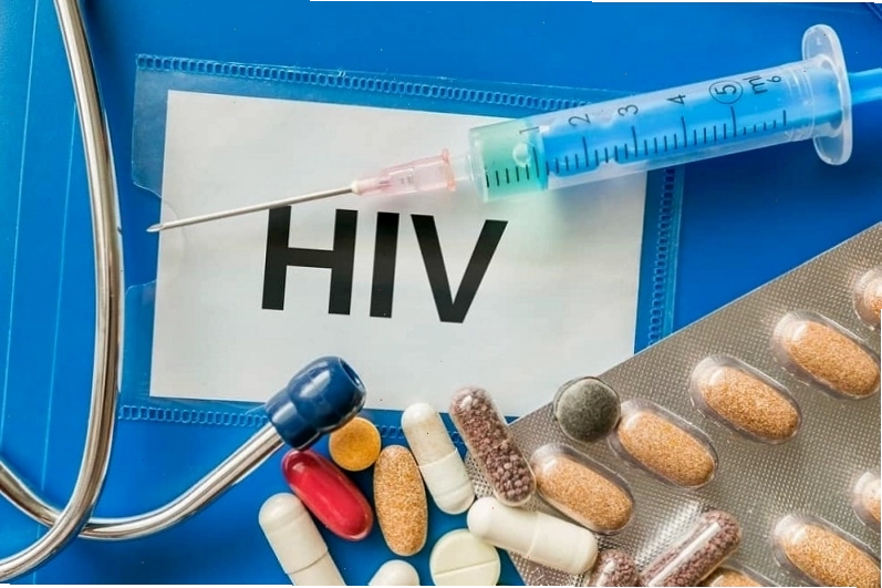 Hộp thuốc ARV dùng để điều trị HIV, giúp làm chậm quá trình phát triển của virus.