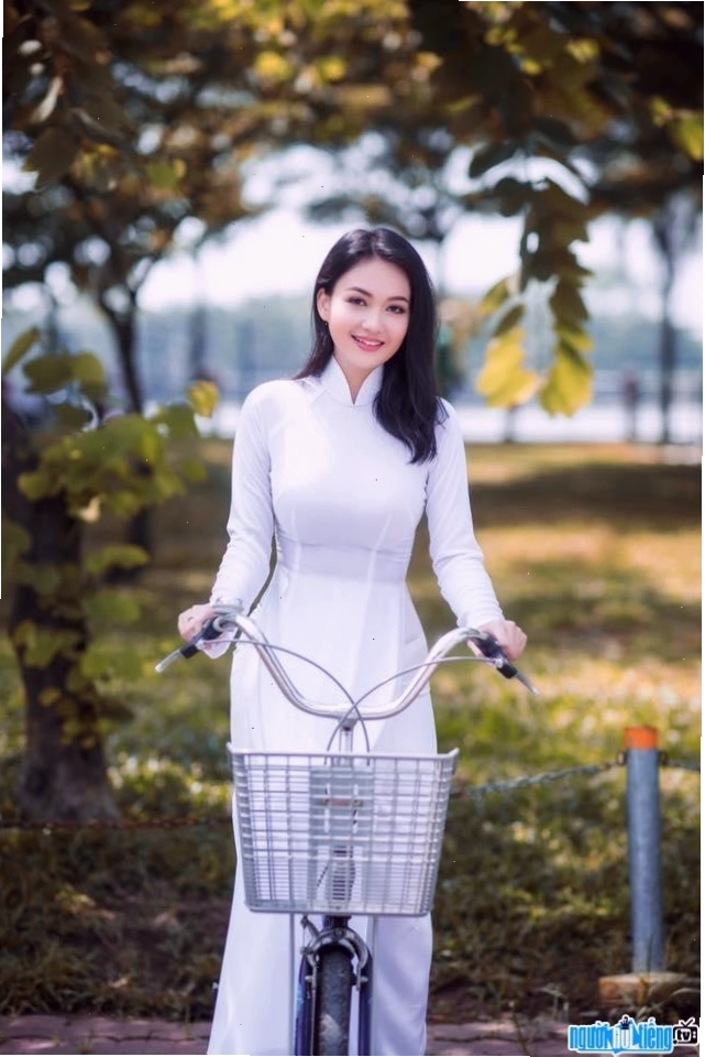 Hứa Phạm Linda dịu dàng trong tà áo trắng
