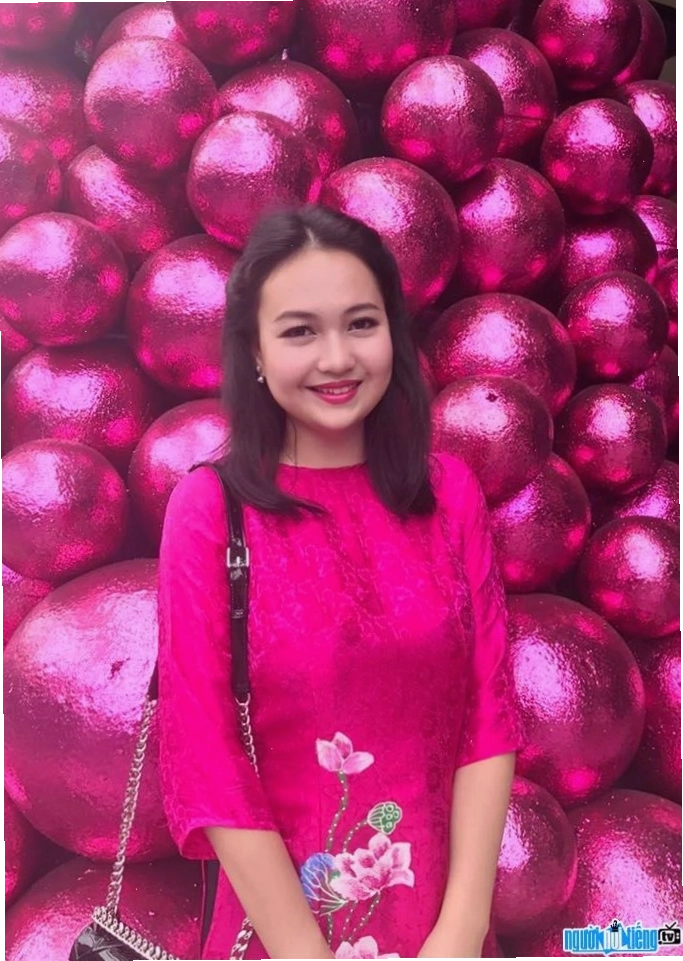 Hứa Phạm Linda duyên dáng trong tà áo dài