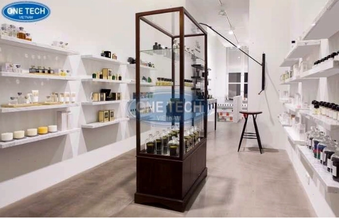 Kệ trưng bày nước hoa bằng kính sang trọng với nhiều tầng và ngăn kéo