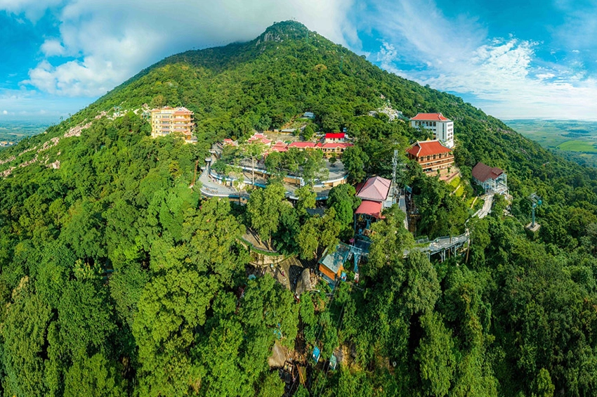 Khám phá Cổng trời Núi Bà Đen: Điểm đến tâm linh và check-in độc đáo