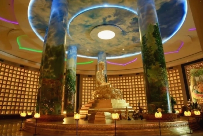 Không gian bên trong Chùa Ông Núi
