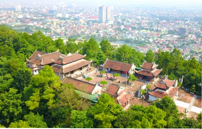 Không gian trang nghiêm bên trong Đền thờ Vua Quang Trung