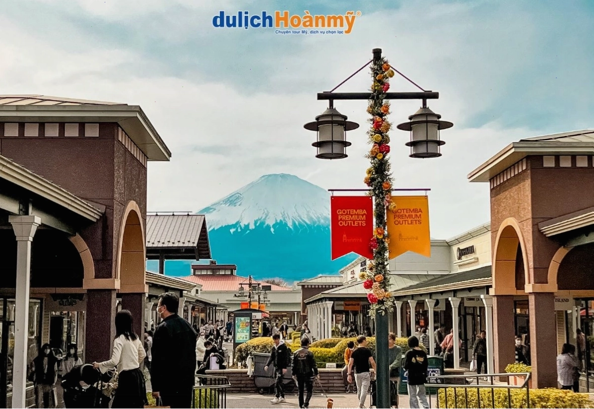 Khu mua sắm Gotemba Premium Outlets nhìn ra Núi Phú Sĩ