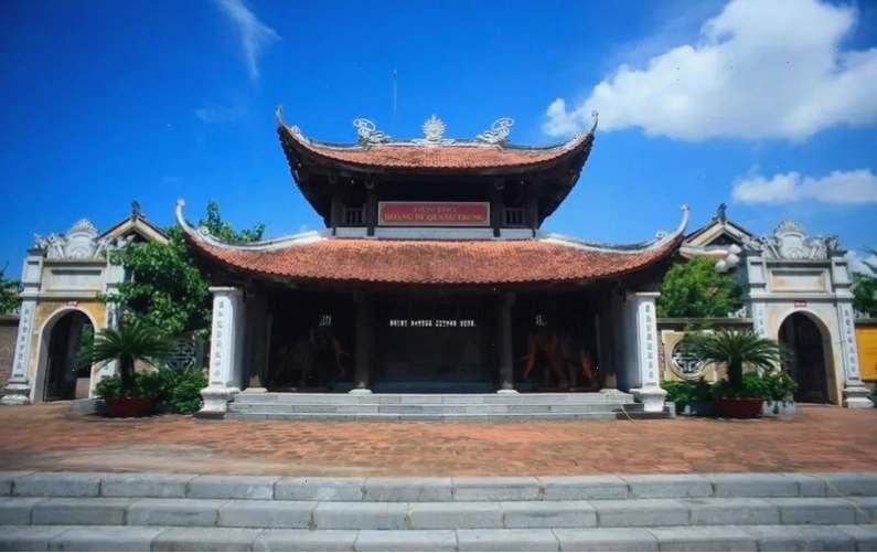 Khung cảnh hùng vĩ của Núi Quyết nhìn từ trên cao vào một ngày nắng đẹp