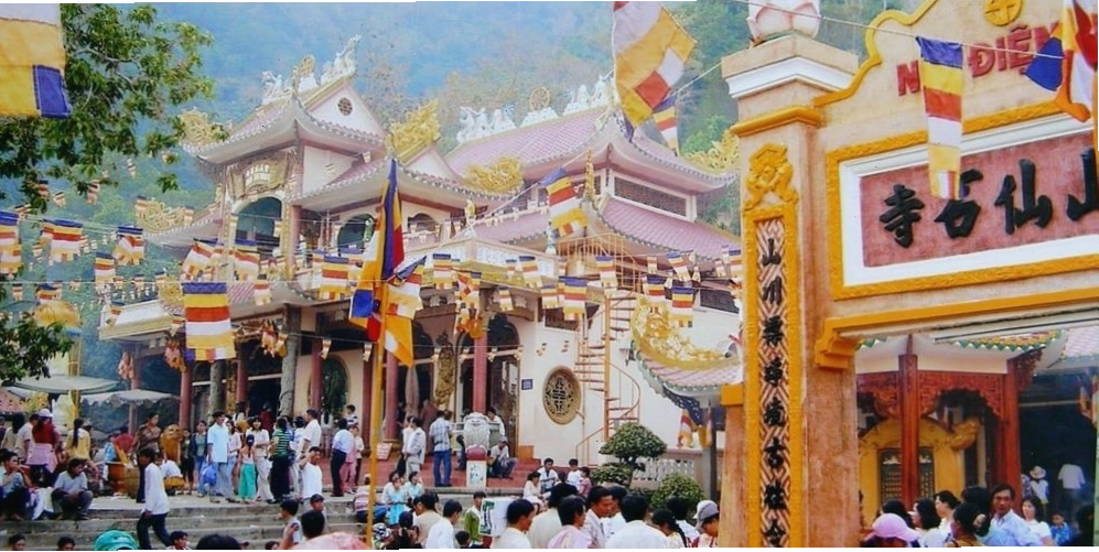 Khung cảnh nhộn nhịp tại chùa Núi Bà Đen trong mùa lễ hội