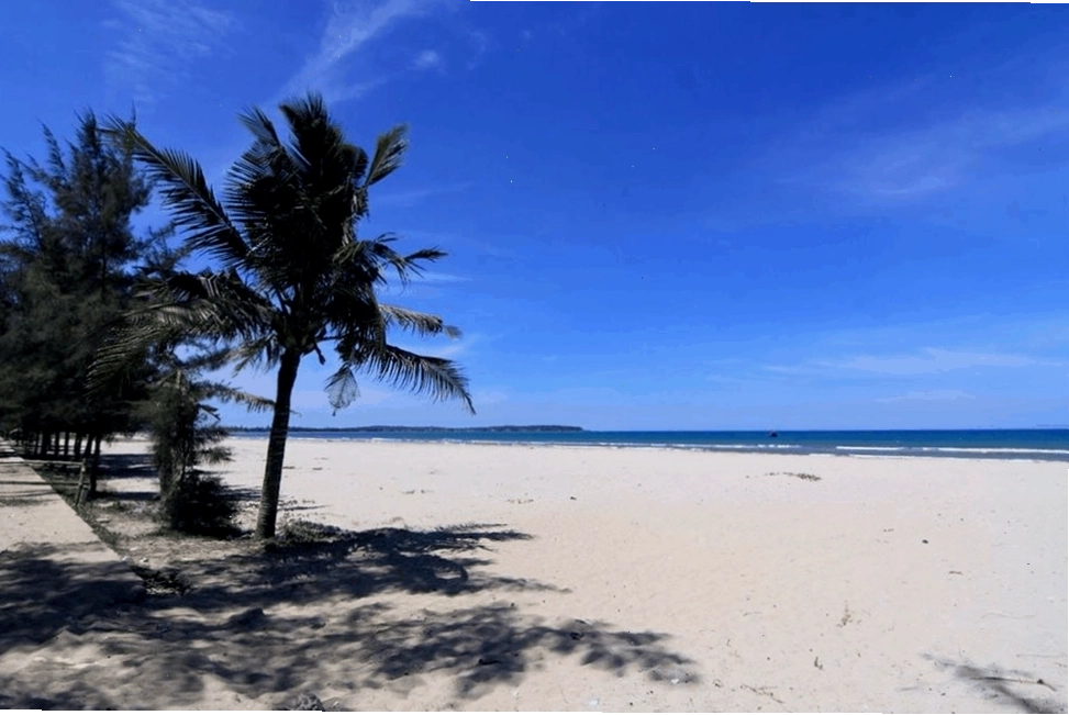 Khung cảnh nhộn nhịp trên bãi biển Mỹ Khê với bầu trời xanh ngát