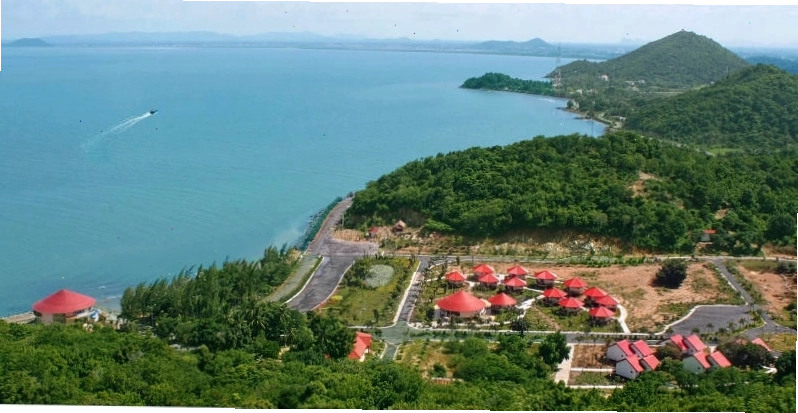 Khung cảnh xanh mát bao quanh khu vực Núi Đèn Hà Tiên