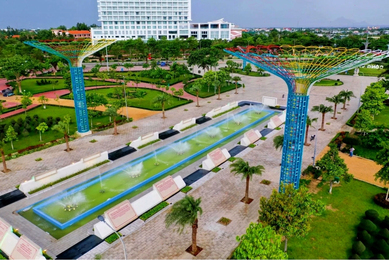 Khuôn viên xanh mát của công viên biển Bình Sơn