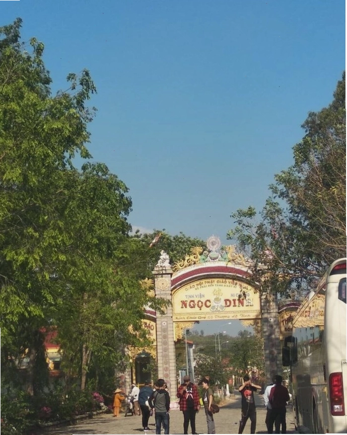 Kiến trúc cổ kính của một ngôi chùa trên Núi Dinh