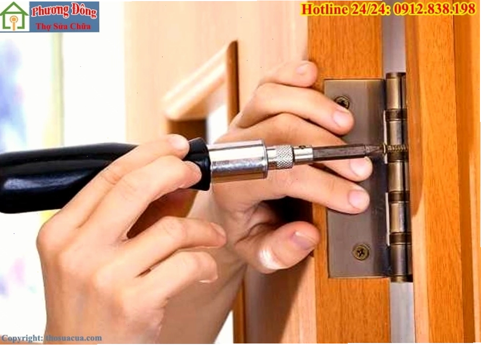 Kỹ thuật viên thực hiện thao tác sửa bản lề cửa tủ kẹt