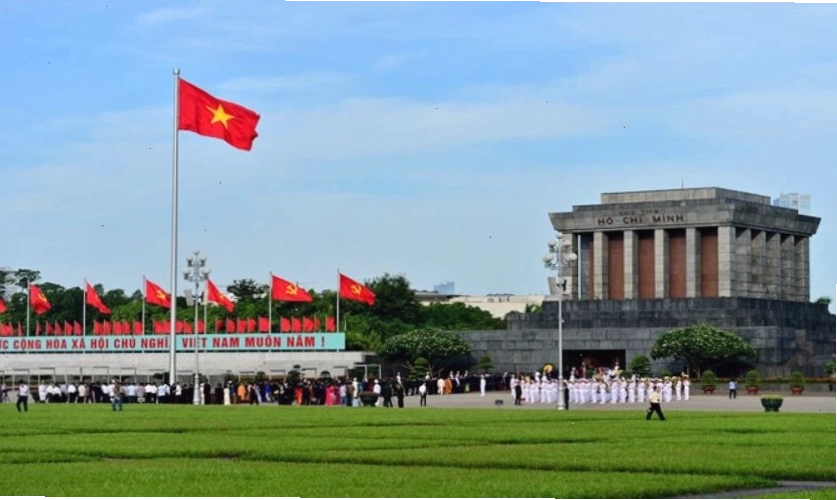 Lá cờ Việt Nam bay phấp phới trên bầu trời xanh biếc