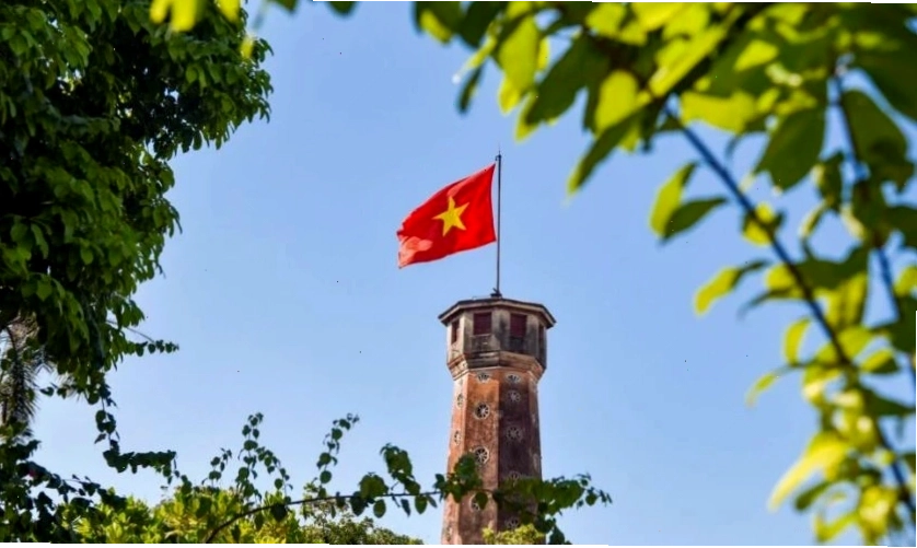 Lá cờ Việt Nam đỏ thắm giữa trời xanh