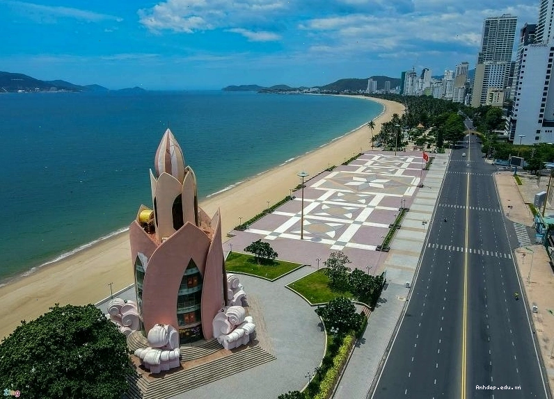 Làn nước trong xanh của biển Nha Trang