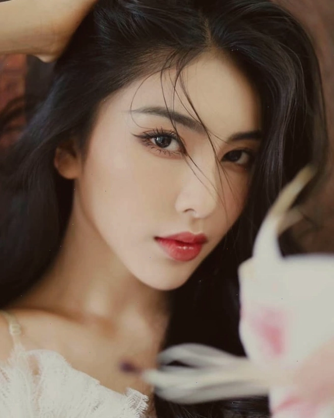 Linh Trương khoe vẻ quyến rũ trong trang phục đời thường