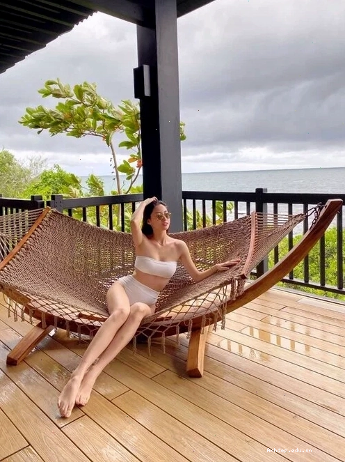 Lương Thùy Linh đẹp tựa nữ thần trên biển