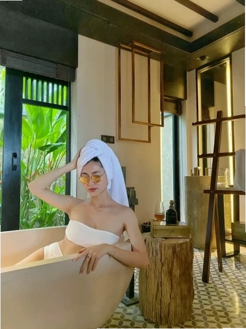 Lương Thùy Linh khoe dáng trong trang phục đi biển