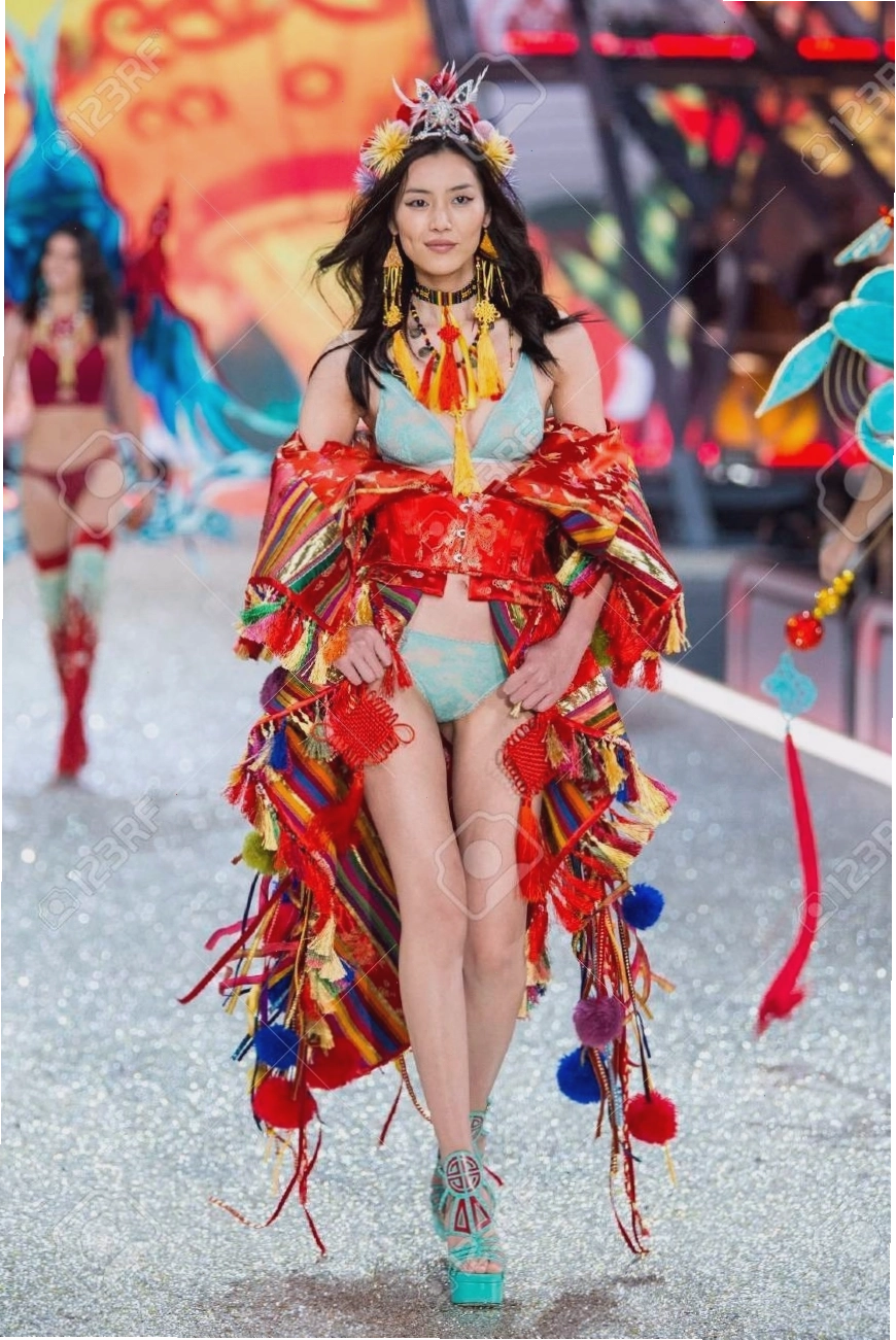Lưu Văn tại Paris Fashion Week