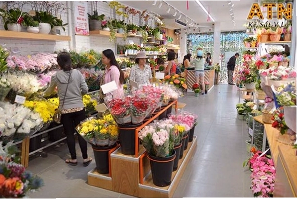 Mẫu kệ trưng bày hoa tươi bậc thang khung sắt mặt gỗ sang trọng