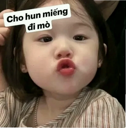 Meme em bé với biểu cảm hài hước và đáng yêu