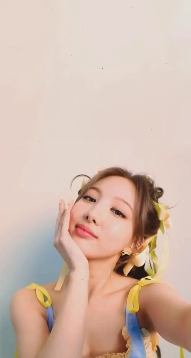 Nayeon Twice khoe vẻ đẹp trong trẻo với kiểu tóc mái ngố