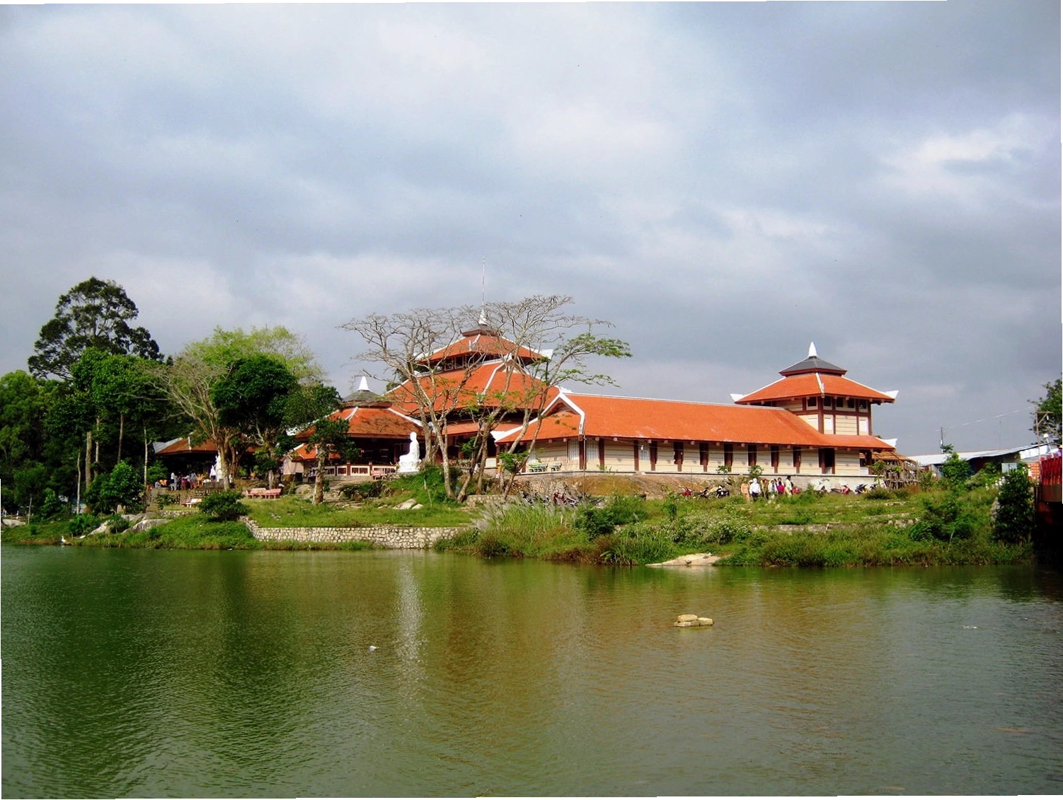 Nhà nghỉ, dịch vụ trên Núi Cấm