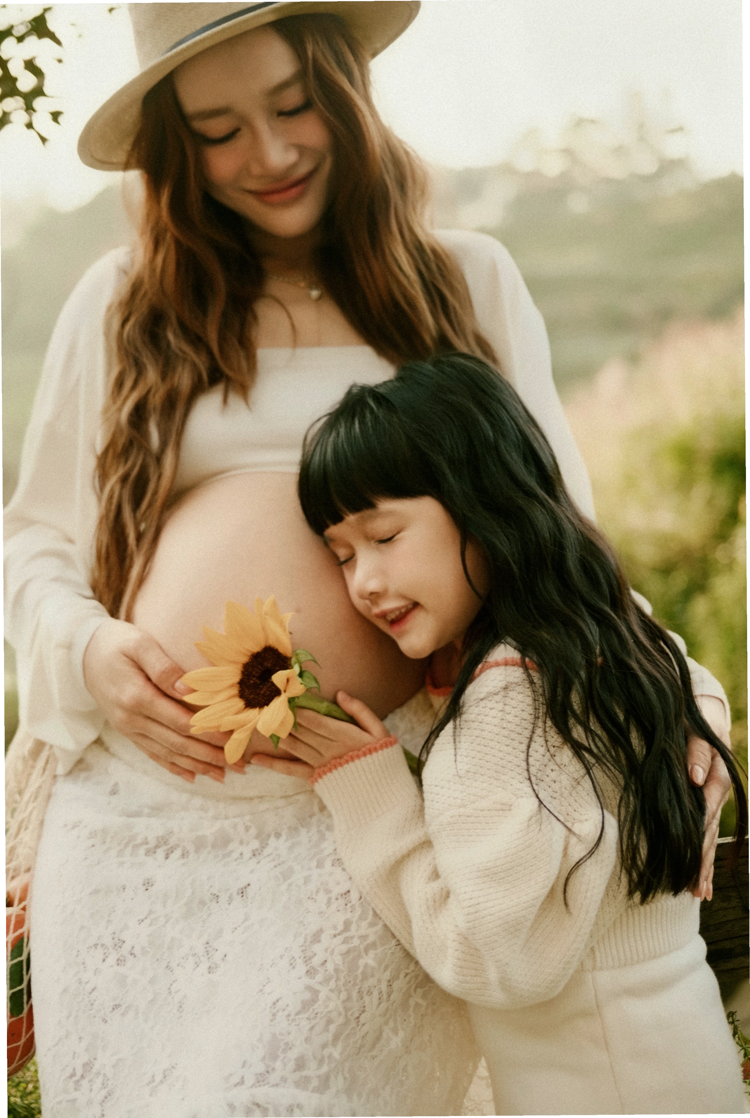 Nhã Phương vui đùa cùng con trai
