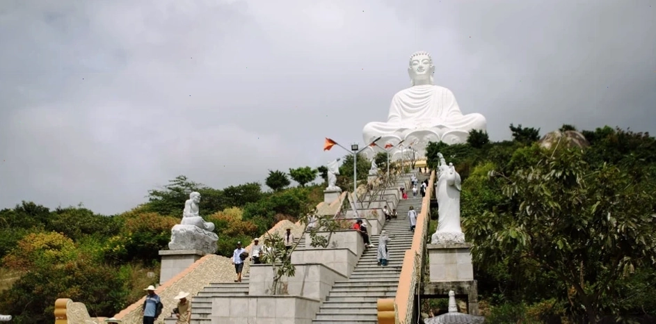 Nhiều du khách leo bậc thang lên Chùa Ông Núi