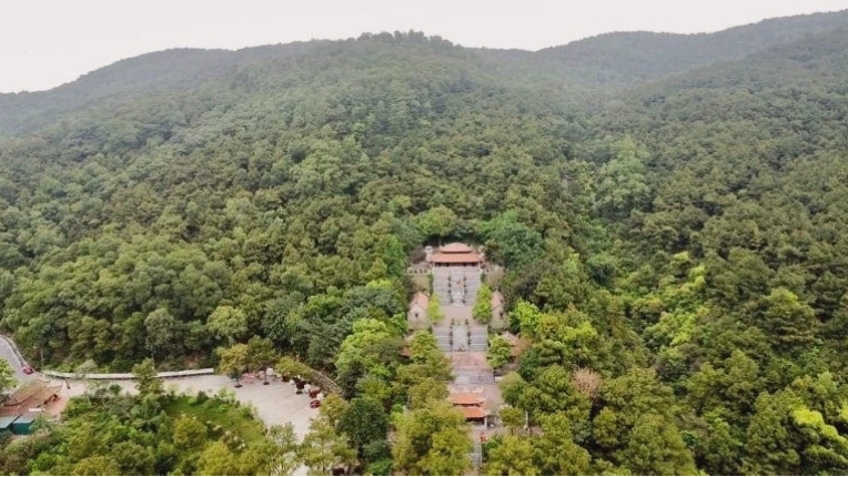 Núi Phượng Hoàng nhìn từ trên cao với thảm thực vật xanh mướt bao phủ