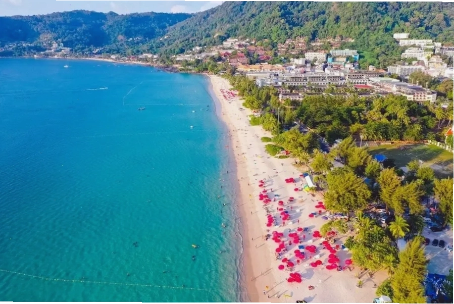 Patong Beach, trung tâm giải trí sôi động của Phuket
