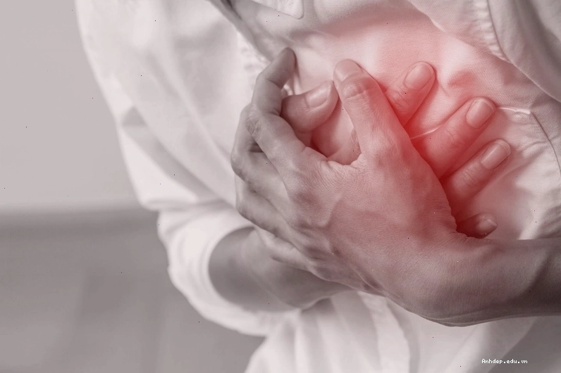 Phù nề chân nghiêm trọng là một trong những biểu hiện của bệnh tim giai đoạn cuối