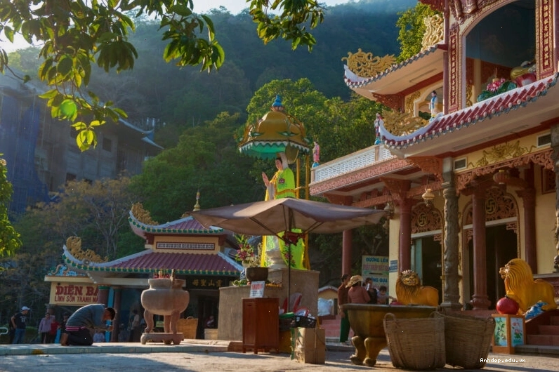 Quang cảnh đèn thờ lung linh trên Núi Bà Đen về đêm