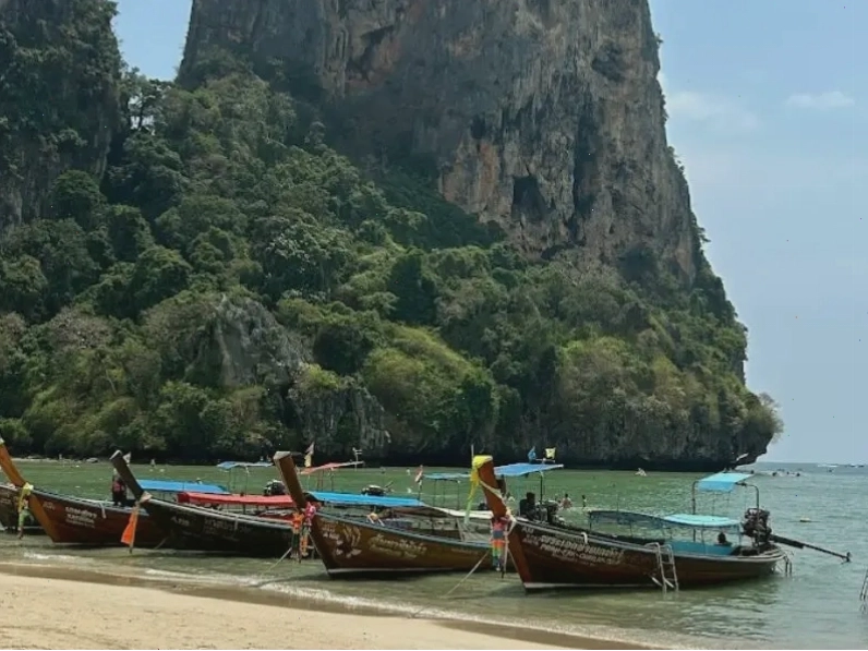 Railay Beach Thái Lan với những vách đá vôi ấn tượng